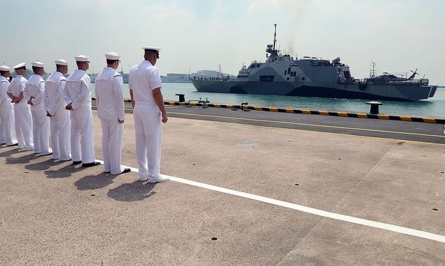 Ngày 18/4/2013, tàu tuần duyên USS Freedom LCS-1 đã đến Singapore, chốt chặn eo biển Malacca - nơi kết nối giữa Thái Bình Dương và Ấn Độ Dương và còn được cho là "cổ họng" của nền kinh tế Trung Quốc